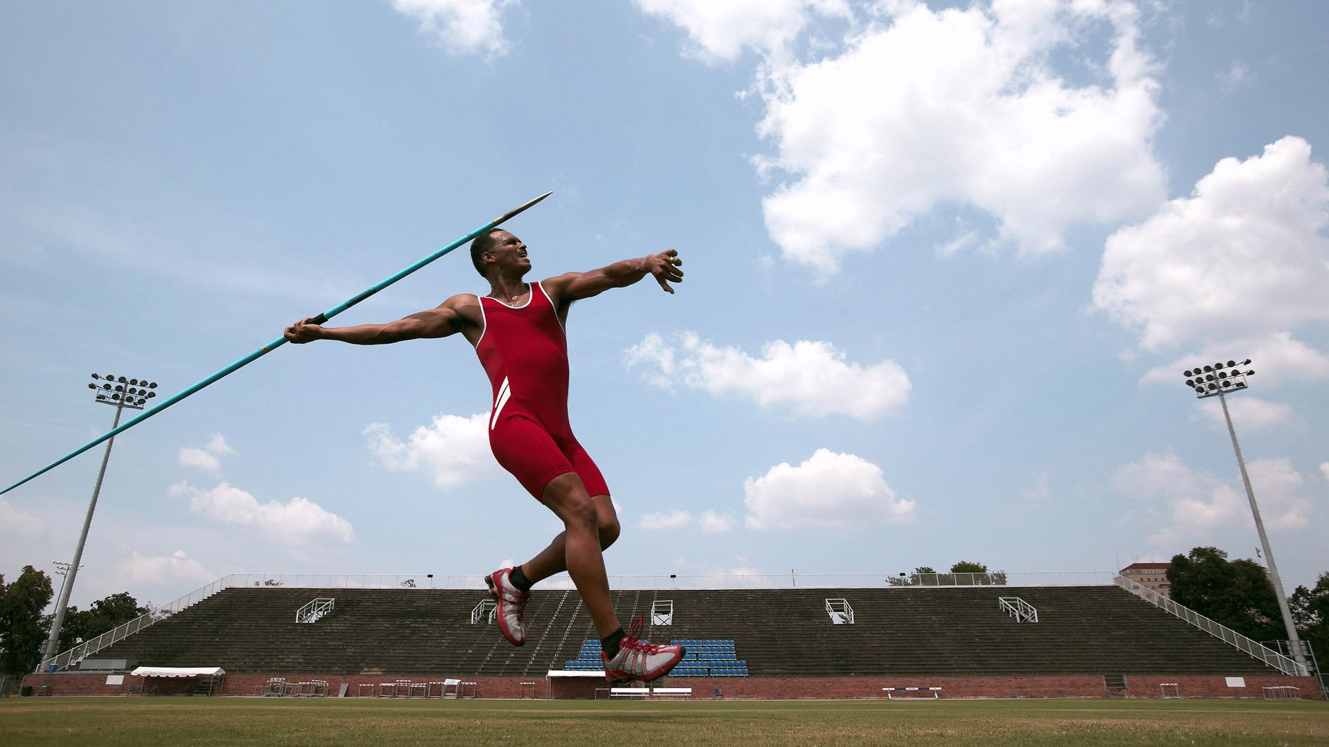 足球产业融合创新推动行业全面发展，足球产业经济