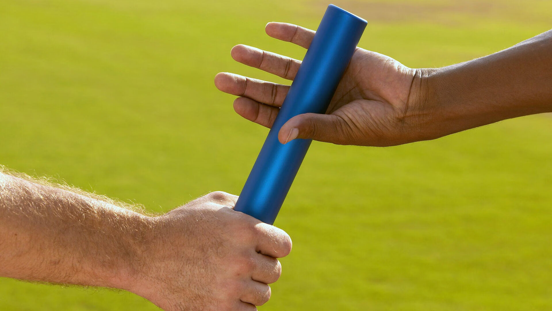 中国女足在比赛中体现出团队拼搏精神，中国女足精神素材