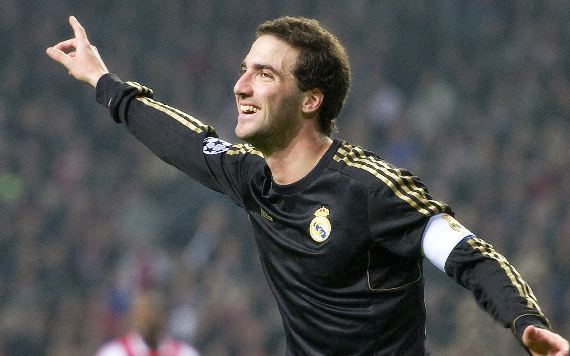 开云平台-伊朗队门将费尔南德斯在巴黎奥运会上展现出高水平的扑救能力，伊朗菲尔兹奖得主